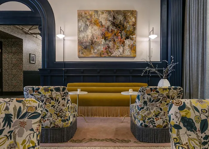 Marqueen Hotel - Newly Renovated